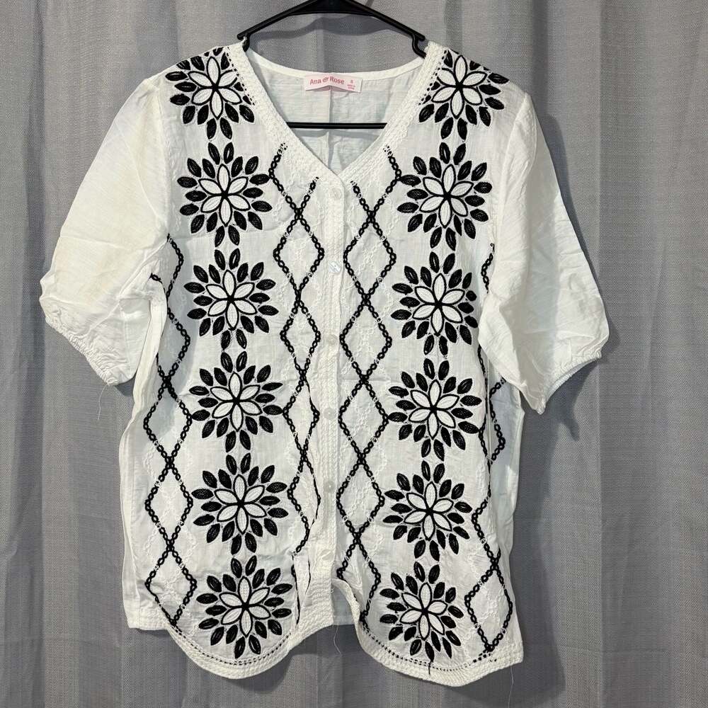 Ana & Rose White and Black Floral Embroidered V-Neck Button-Down Short Sleeve